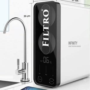 Puede incluir: Un sistema de filtración de agua blanco y negro con un grifo cromado. El sistema está etiquetado como "FILTRO" e "INFINITY smart reverse osmosis". Dimensiones: 39 cm de alto, 13 cm de ancho y 37 cm de largo. Un smartphone muestra la hora.