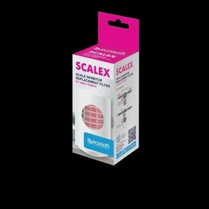 Puede incluir: Una caja blanca y rosa para un filtro de calentador de agua. La caja tiene la palabra "SCALEX" en letras rosas grandes. La caja también tiene las palabras "SCALE INHIBITOR REPLACEMENT FILTER for water heaters". La marca "Decosoft" también es visible.