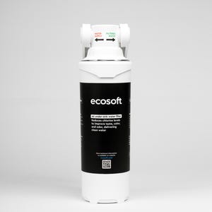Puede incluir: Un cartucho de filtro de agua bajo fregadero Ecosoft Joi blanco con una etiqueta negra. La parte superior cuenta con un conector blanco con texto en rojo y verde que indica el suministro de agua y el flujo de agua filtrada. Incluye un código QR.