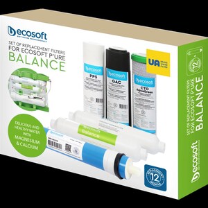 Puede incluir: Una caja de filtros de repuesto para el sistema de filtración de agua EcoSoft P'ure Balance. La caja es verde y blanca con una imagen de los filtros y el texto "Decosoft" y "Balance".