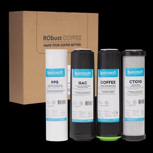 Puede incluir: Un juego de cuatro cartuchos de filtro de agua cilíndricos con los nombres "PP5", "GAC", "COFFEE" y "CTO10" de la marca "Decosoft". Los filtros están frente a una caja de cartón con el texto "Robust COFFEE MAKE YOUR COFFEE BETTER!"