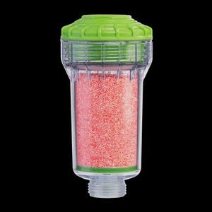 Puede incluir: Un filtro de agua cilíndrico transparente con tapa y base verdes. El filtro está lleno de pequeñas bolitas de color naranja rosado. La parte inferior del filtro tiene una conexión roscada.