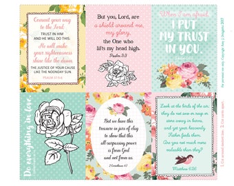 Puede incluir: Un conjunto de seis tarjetas imprimibles con diseños florales y citas inspiradoras de la Biblia. Cada tarjeta presenta un versículo diferente y una ilustración floral. Las tarjetas están impresas en un fondo azul claro con un borde blanco.
