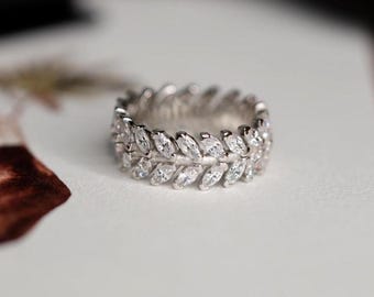 Anillo de circonita cúbica con diseño de hojas, piedras talla marquesa y plata de ley rodiada.