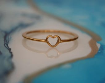 Anillo de corazón minimalista: acero inoxidable chapado en oro de 18 quilates, resistente al agua y al deslustre.