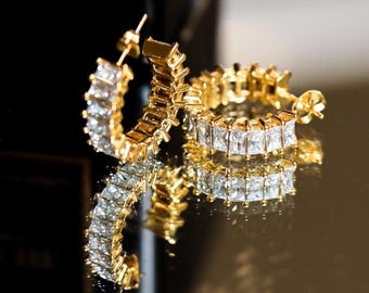 Pendientes de aro con circonitas cúbicas bañados en oro de 18 quilates