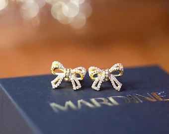 Pendientes de botón con lazo delicado: Plata de ley chapada en oro de 18 quilates, circonita cúbica.