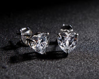 Pendientes de botón con circonita cúbica en forma de corazón: Plata de ley bañada en platino