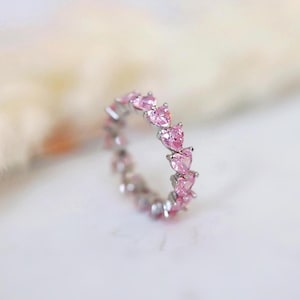 Anillo de plata de ley con forma de corazón: Anillo de eternidad con circonitas cúbicas rosas.