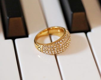 Anillo de cúpula personalizado bañado en oro con circonita cúbica (inicial grabada)