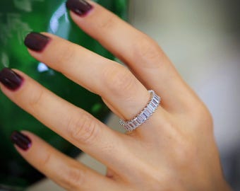Anillo de eternidad con corte esmeralda en plata de ley con circonita cúbica, hipoalergénico. Regalo para ella.