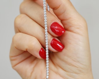 Pulsera de tenis de plata de ley de 2 mm con circonita cúbica 5A. Hipoalergénica y no se deslustra.