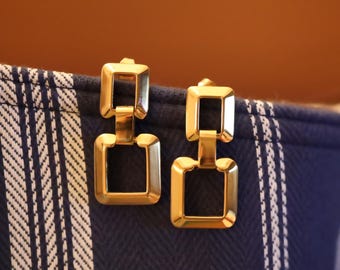 Pendientes geométricos de eslabones cuadrados chapados en oro de 18 quilates: resistentes al agua e hipoalergénicos.