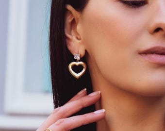 Pendientes de corazón abierto chapados en oro de 14 quilates con circonitas cúbicas