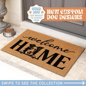 Op de afbeelding: Een rechthoekige deurmat met de woorden "welcome HOME" in zwart schrift en een hondenafbeelding. De mat is gemaakt van een natuurlijk bruin materiaal. Tekst in de afbeelding luidt "OVER 100 DOG BREEDS TO CHOOSE FROM" en "NEW CUSTOM DOG DESIGNS".