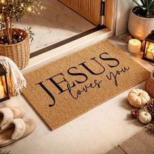 Könnte beinhalten: Ein rustikales Holzschild mit dem Text "Welcome to our home" in handschriftlichem Stil. Das Schild hat eine Used-Optik und ein schlichtes, einladendes Design, ideal für eine Veranda oder einen Eingangsbereich.
