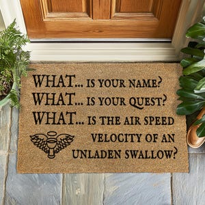 Wat is je naam? Grappige welkomstmat, Monty Python voordeurkleed, eigenzinnig interieur, Monty Python geïnspireerd cadeau voor hem, nerdy deurmat