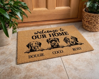 Felpudo de bienvenida a nuestro hogar / Alfombra personalizada con el nombre de 3 perros / Decoración personalizada para la entrada de mascotas