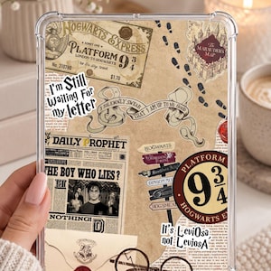 Op de afbeelding: Een doorzichtig telefoonhoesje met een collage van Harry Potter-afbeeldingen, waaronder een Hogwarts Express-ticket, een Daily Prophet-krantenknipsel, een Platform 9 3/4-bord en de teksten I'm Still Waiting For my letter en It's LeviOsa not LeviosA.