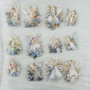 Peut inclure: Douze autocollants décoratifs représentant des fées avec des ailes et des accents floraux. Les fées sont représentées dans un style fantaisiste avec des traits délicats et des robes flottantes. Les autocollants sont imprimés sur un matériau transparent et clair.