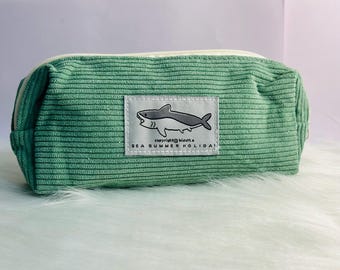 Groene corduroy etui met haai: grote opberger voor briefpapier