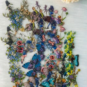 Puede incluir: Un collage de hadas y mariposas con flores azules, moradas, rosas y verdes. Las hadas llevan vestidos blancos con alas azules y sostienen flores. Las mariposas son azules y moradas con marcas negras.