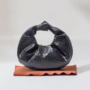 Vintage Styl Retro gewebte Kunstleder Tasche für Frauen, plissierte Crescent Schulter Geldbörse, elegante Burgunder Abend Clutch, Party Outfit Accessoire