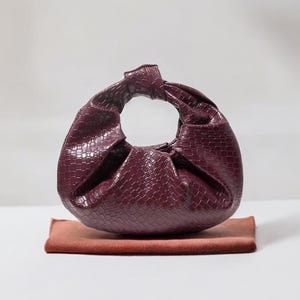 Sac rétro en similicuir tissé pour femme, sac à main plissé à bandoulière croissant, élégante pochette de soirée bordeaux, accessoire de tenue de fête