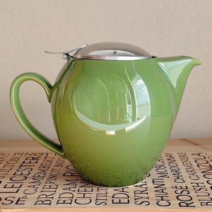Teiera vintage BEEHOUSE Japan in ceramica verde oliva/avocado con coperchio ribaltabile in acciaio inossidabile.