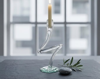 Vintage handblåst spiralbandsljusstake i glas: Skulptur i klart konstglas