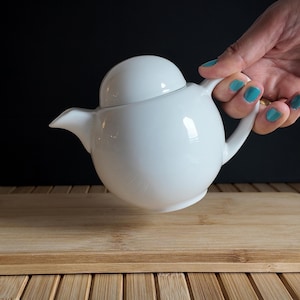 Maxwell & Williams Globe Spherical Shape White Vintage Porcelain Teapot with Infuser