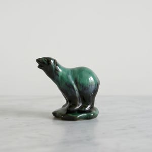Vintage Blue Mountain Pottery Smaragd, svartglaserad isbjörnsfigur: Skulpturell kanadensisk konstkeramik