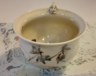 Tigela vintage branca pintada à mão com motivos florais e figura de animal, assinada pela artista "Decca".