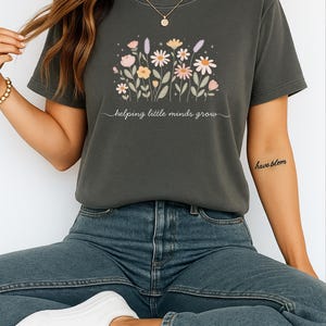 Comfort Colors® Lehrer-Shirt - helfen kleinen Köpfen wachsen Floral Lehrer Shirt - Geschenk für Lehrer -Lehrer Wertschätzung Geschenke