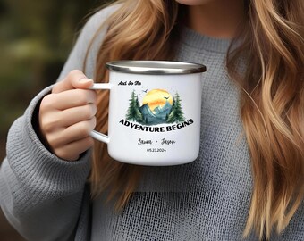 Personalisierte Hochzeit Camping Becher - Bergabenteuer Paar Becher - 12 Unzen Emaille Kaffeebecher - Hochzeitsgeschenk für Braut und Bräutigam