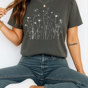 Minimalistisches Blumen-Shirt - Wildblumen-Shirt - Ästhetisches Blumen-Shirt - Geschenk für Frauen - Blumen-Grafik-T-Shirts Geschenke für Sie