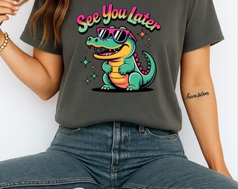 Camiseta de maestro "Hasta luego" con diseño de cocodrilo - Camiseta para el último día de clases - Camiseta con colores cómodos para el fin de año - Camiseta para maestro - Regalo de agradecimiento para el maestro
