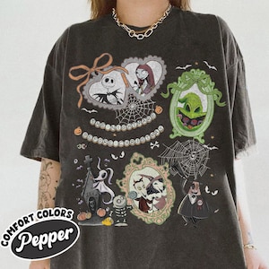 Peut inclure: T-shirt gris foncé avec plusieurs illustrations encadrées de personnages de "L'Étrange Noël de Monsieur Jack". La chemise comprend Jack Skellington, Sally, Oogie Boogie et Zero. Le texte "The Nightmare Before Christmas" est également affiché.