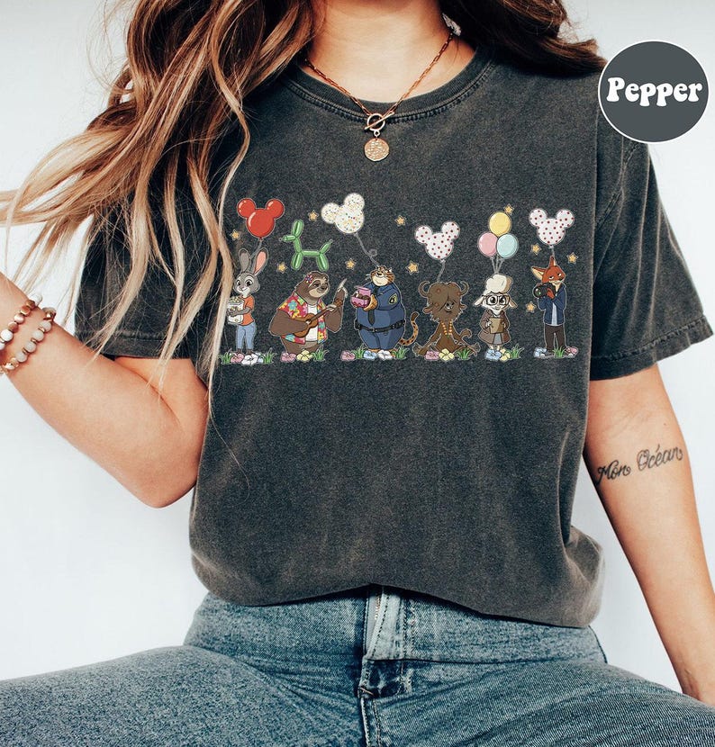 Puede incluir: Camiseta gris oscuro con un gr&aacute;fico de dibujos animados de animales sosteniendo globos. El dise&ntilde;o incluye un conejo, un perezoso, un oso, un tigre, una oveja y un zorro. La palabra "Pepper" est&aacute; en un c&iacute;rculo en la parte superior derecha.