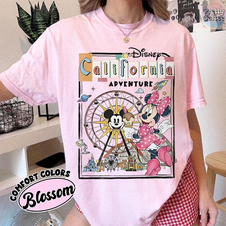 Puede incluir: Camiseta rosa claro Comfort Colors con un gr&aacute;fico de Mickey y Minnie Mouse frente a una noria, con el texto "California Adventure". La camiseta tambi&eacute;n tiene el texto "Comfort Colors Blossom".