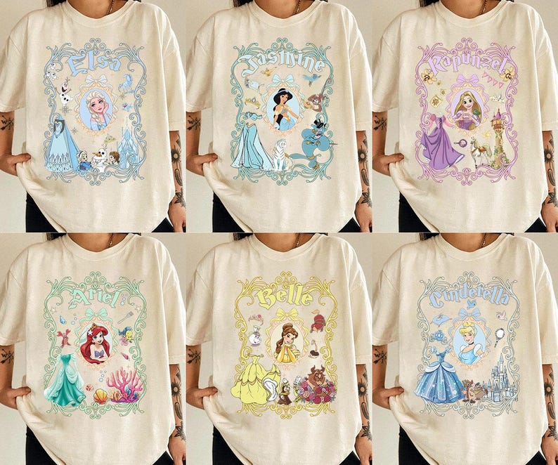 Pu&ograve; includere: T-shirt color crema con disegni di principesse. Ogni maglietta presenta una principessa diversa: Elsa, Jasmine, Rapunzel, Ariel, Belle e Cenerentola. I disegni includono il nome della principessa e immagini correlate.