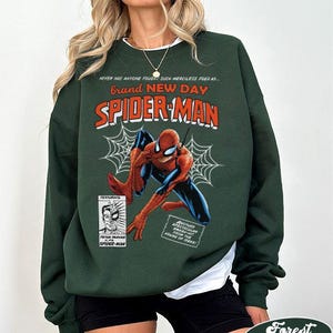 K&ouml;nnte beinhalten: Rustikales Holzschild mit dem Text "Welcome to our home" in wei&szlig;er Schrift. Das Schild hat eine Used-Optik und ein schlichtes, einladendes Design, perfekt f&uuml;r eine Veranda oder einen Eingangsbereich.