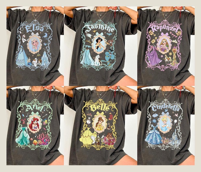 Pu&ograve; includere: T-shirt grigio scuro con disegni di principesse Disney. Ogni maglietta presenta una principessa diversa: Elsa, Jasmine, Rapunzel, Ariel, Belle e Cenerentola. I disegni includono ritratti e illustrazioni a tema.