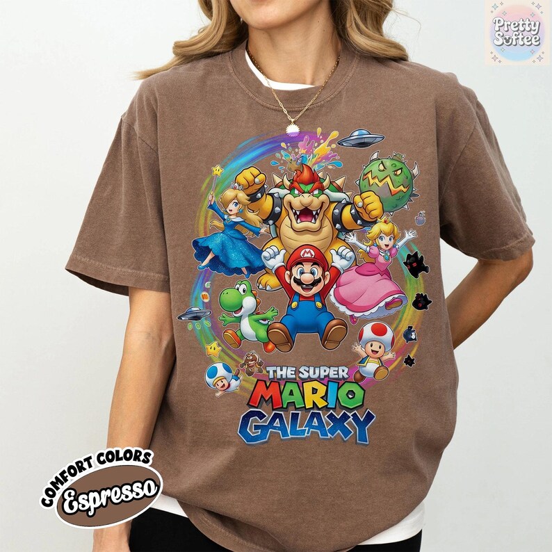 K&ouml;nnte beinhalten: Eine wei&szlig;e Keramik-Tasse mit schwarzem Henkel und dem Text "But First, Coffee" in schwarzer, fetter Schrift. Die Tasse steht auf einer wei&szlig;en Oberfl&auml;che. Die Tasse fasst etwa 355 ml.