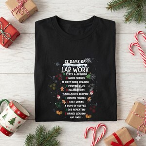 Camiseta navideña "12 días de trabajo de laboratorio". Divertida camiseta navideña de técnico de laboratorio. Camiseta STEM del turno de noche.