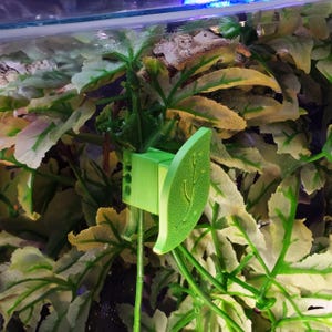 Può includere: Clip in plastica verde a forma di foglia per fissare le piante a un terrario o un vivarium. Il clip ha un piccolo foro per fissare uno stelo di pianta.