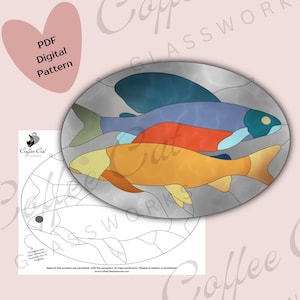Puede incluir: Un diseño ovalado de vidriera con tres peces coloridos en tonos azules, naranjas y amarillos. Se incluye un patrón digital PDF, junto con un dibujo lineal de un pez. El texto "Coffee Cat Glassworks" es visible.
