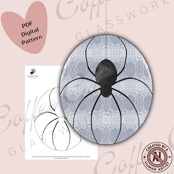 Puede incluir: Un atrapasoles de araña en vitral circular con cuerpo y patas de vidrio negro sobre un fondo gris claro texturizado, acompañado de una hoja de patrón digital PDF que muestra el contorno de la araña y texto.