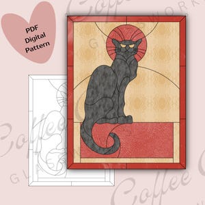 Puede incluir: Un diseño de vidriera con un gato negro de ojos amarillos, enmarcado por un borde rojo. El gato se encuentra sobre un fondo beige, con un círculo rojo detrás de su cabeza. También se muestra un patrón digital PDF.