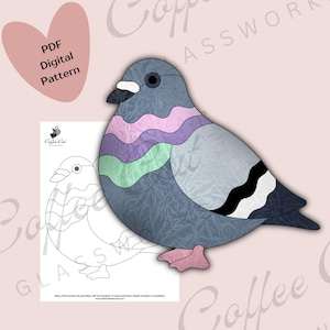 Puede incluir: Un patrón PDF digital para vidrieras con un diseño de paloma estilizada. El ave es principalmente gris con acentos de rosa, morado, verde y negro. Un gráfico en forma de corazón dice "PDF Digital Pattern". También se incluye un dibujo lineal de la paloma.
